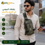 رجل يستخدم حقيبة كتف عصرية مقاومة للماء أثناء التنقل